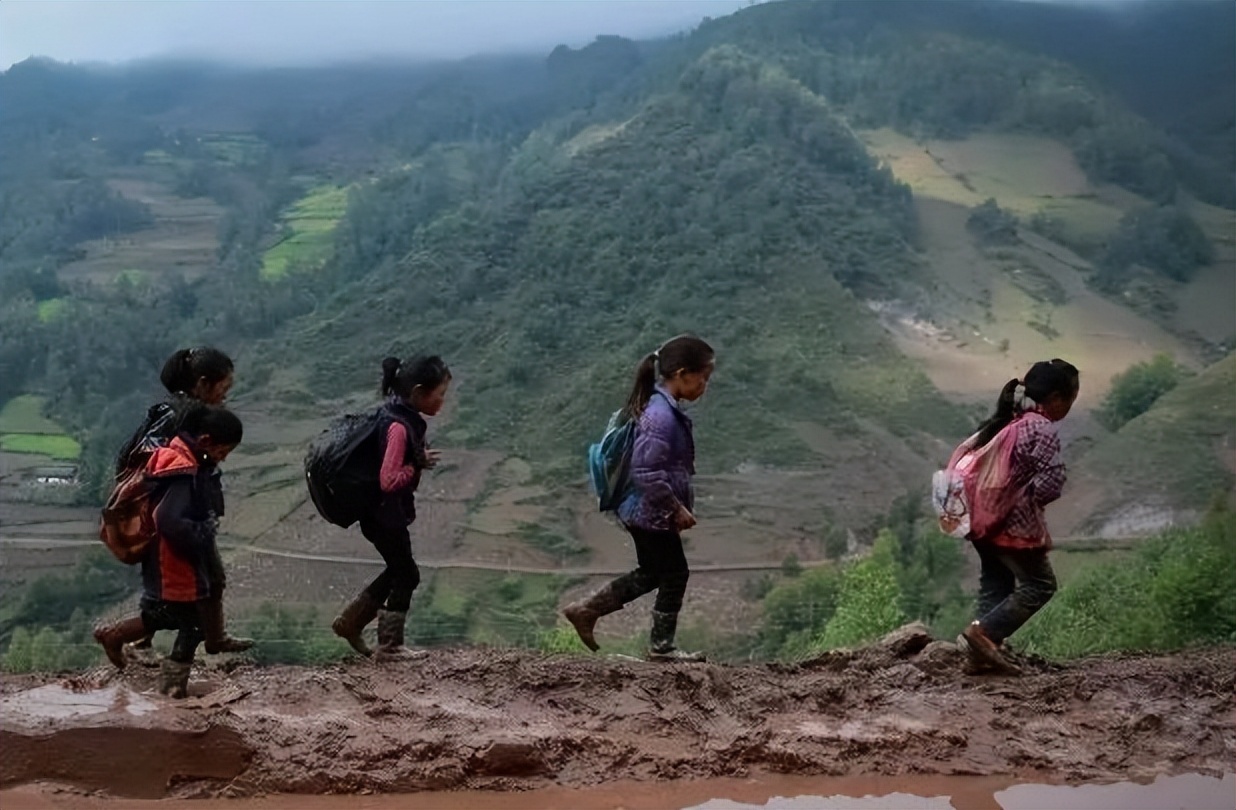 2005年女童身患白血病，为减轻养父负担，偷偷签下放弃治疗协议