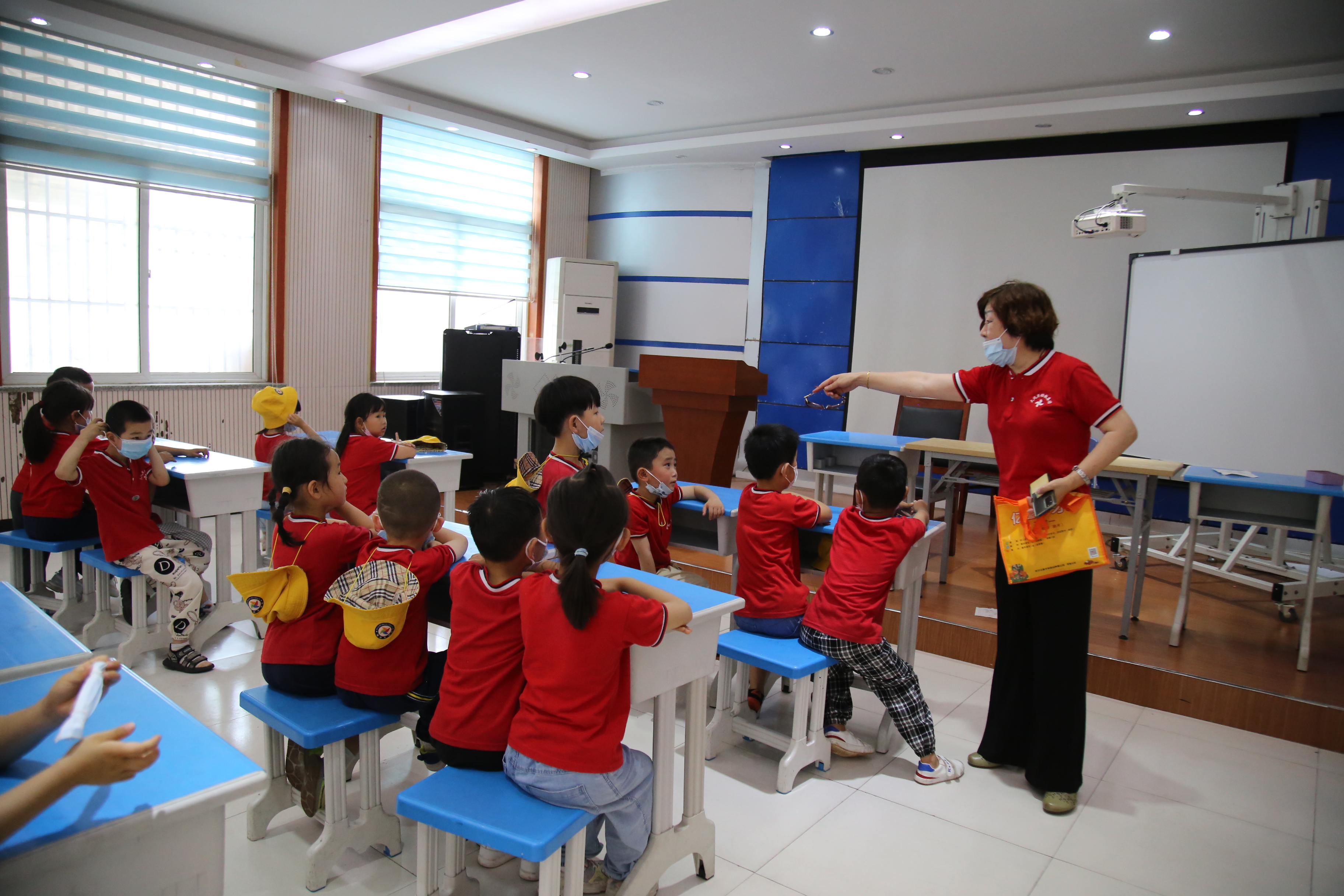 幼儿园孩子进东方红小学 体验小学生活