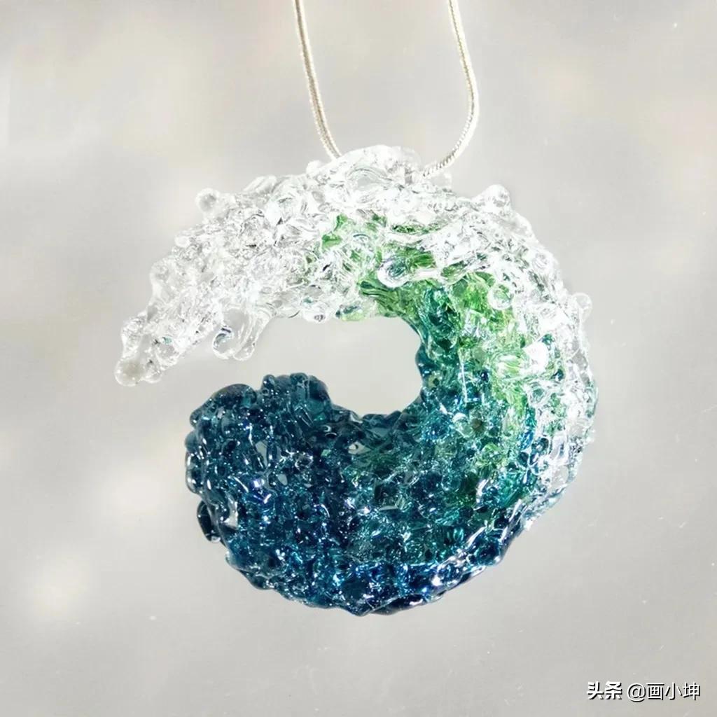 微缩的海浪造型玻璃配饰