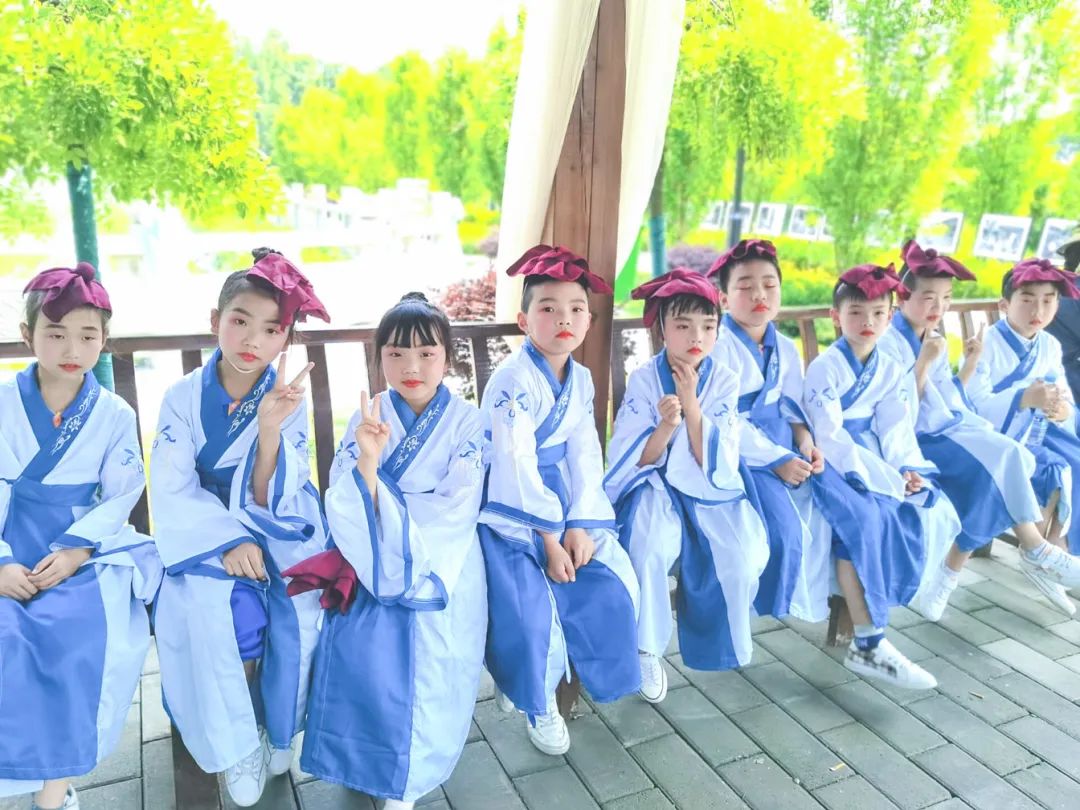 成都市双流区金桥小学师生代表参加槐轩故里文化苑揭牌仪式