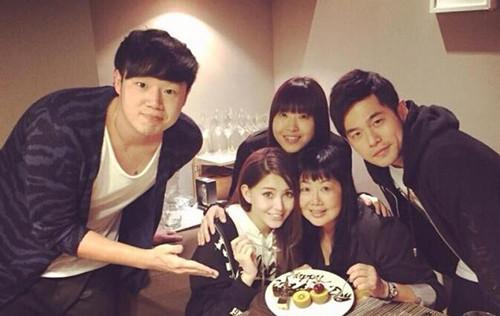 周杰伦晒昆凌孕照官宣第三胎喜讯，去年11月昆凌曾因孕期不适晕倒