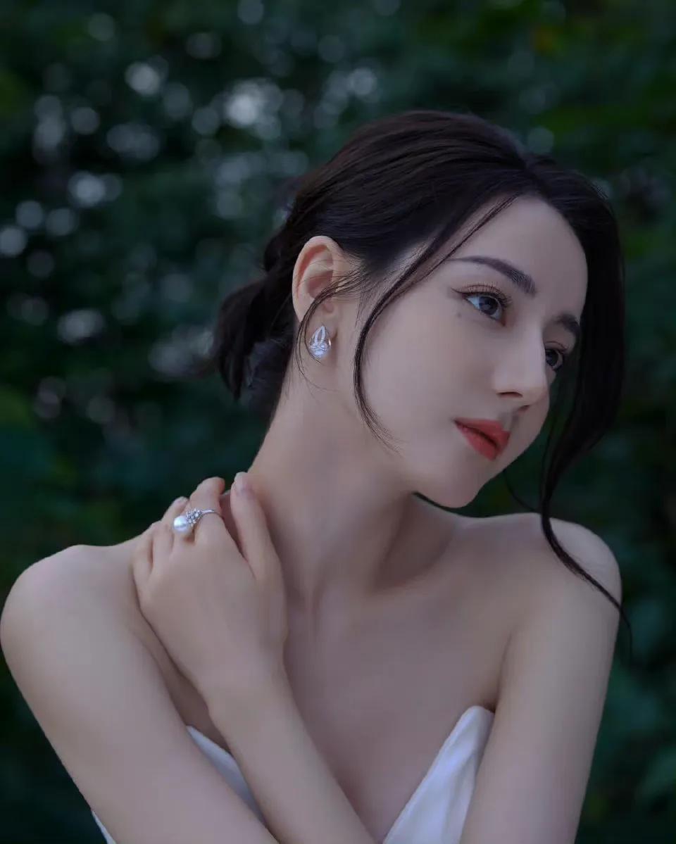 红衣杨幂与白衣迪丽热巴