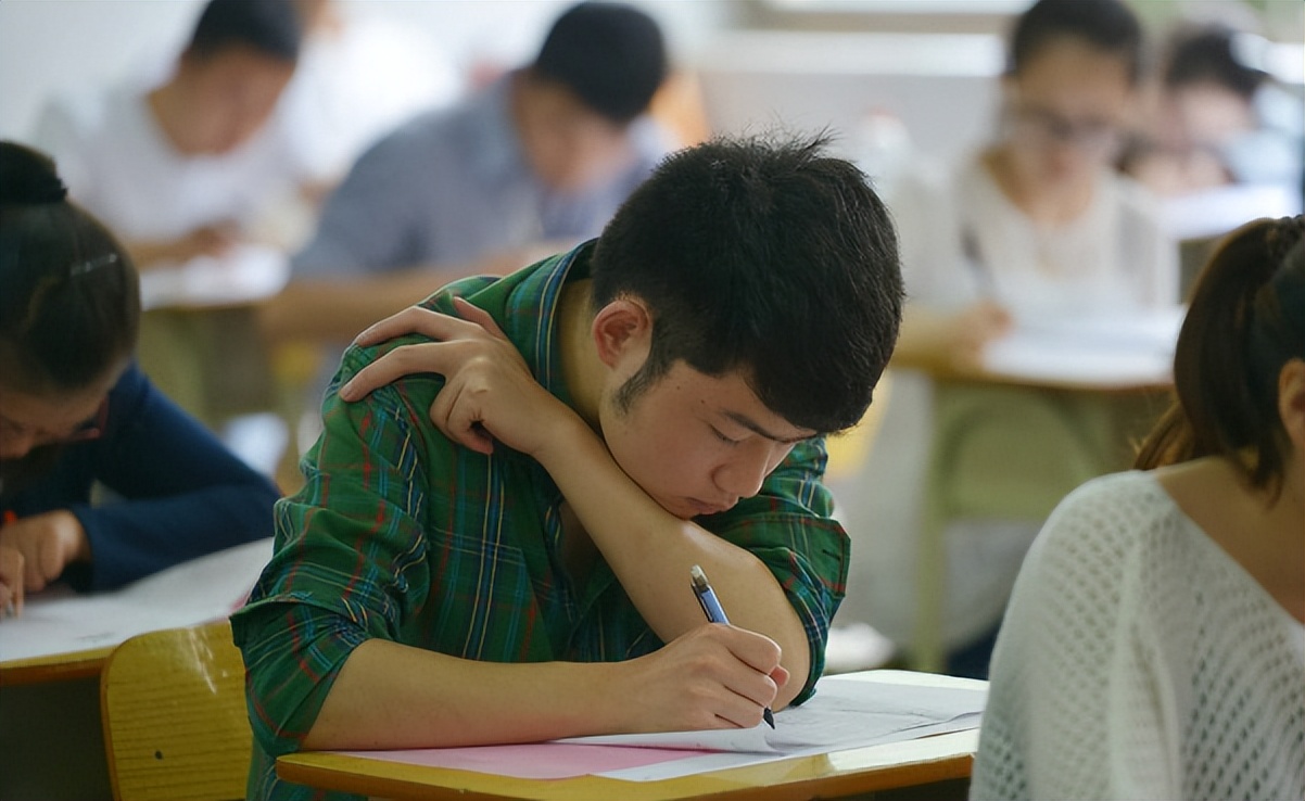 高考成绩显示0分是怎么回事？学霸满脸困惑，老师惊喜不已