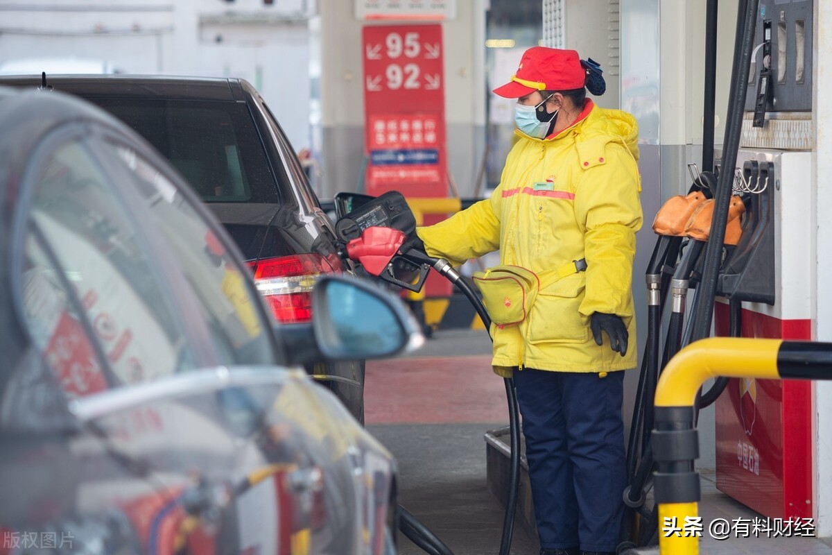 今天油价调整大幅上涨345元，1月18日全国柴油、92、95号汽油价格