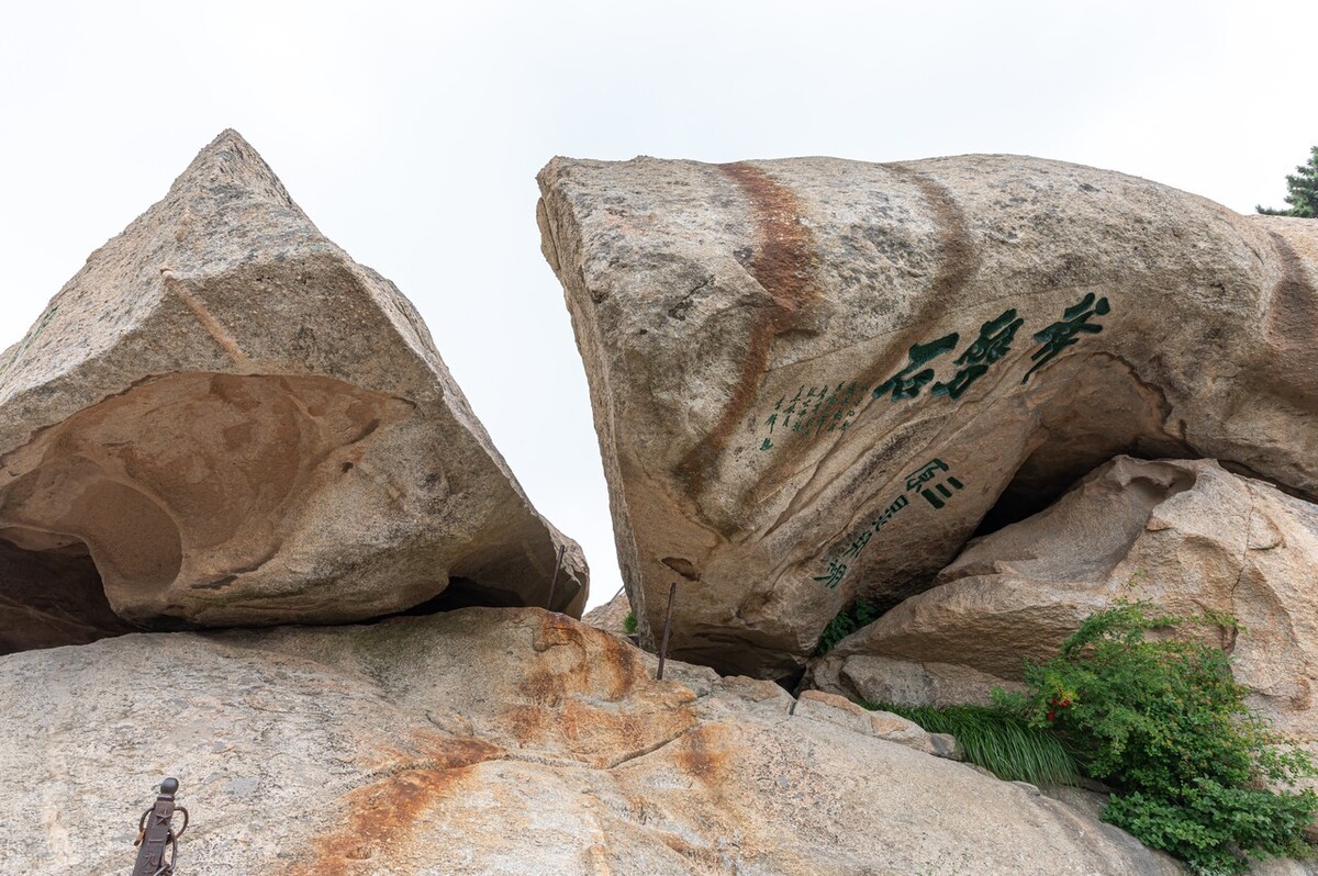 华山斧劈石——相传沉香劈山救母的地方三圣母从华山出来之后,继续为