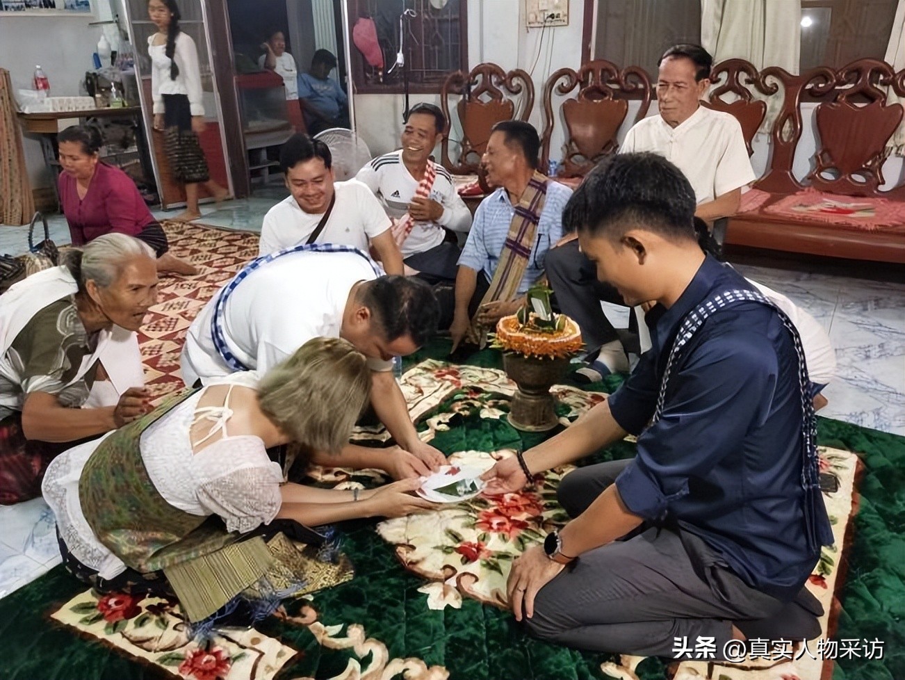 离异大叔在老挝花2万娶到小15岁美女，没代沟没文化差异，爽翻了