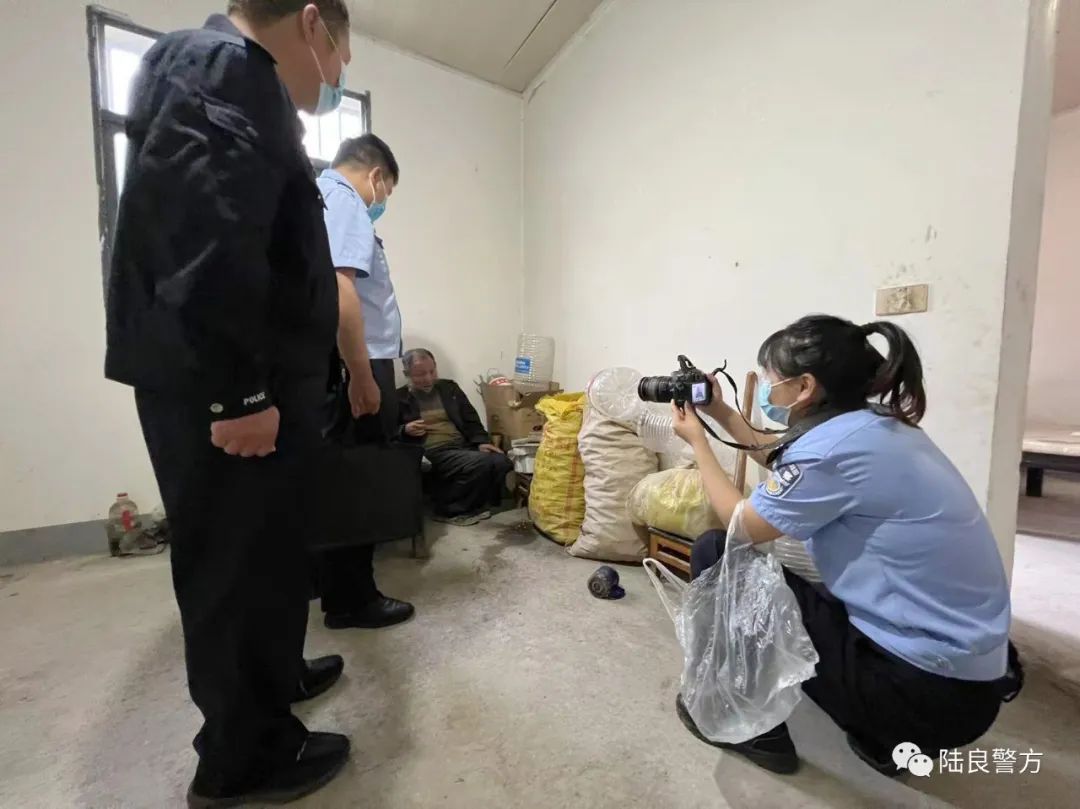 〔我为群众办实事〕户籍民警上门办证 做群众的贴心人