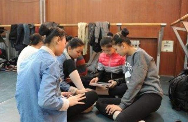 山东四胞胎“冰清玉洁”：12岁离家学艺，上同所大学还住一间宿舍