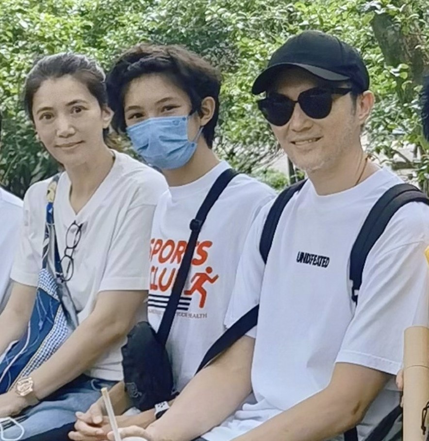 袁咏仪春节返港与儿子团聚，从背后抱魔童超有爱，母子同框像姐弟