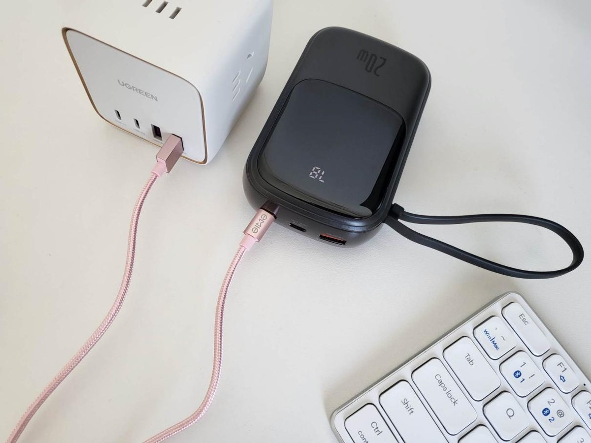 倍思Q数显快充移动电源——苹果安卓完美兼容，双机党必备掌中宝