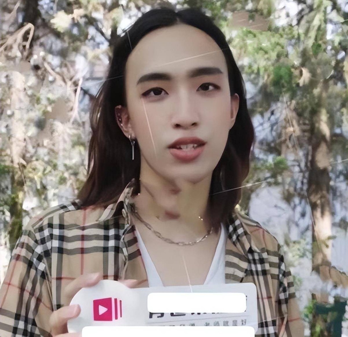 北电男生一头长发，耳带耳环，精致得不像话，网友：做自己真好