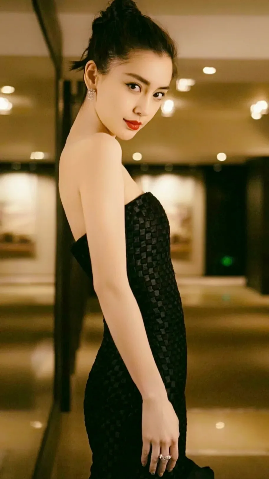 杨颖：回眸一笑胜星华
