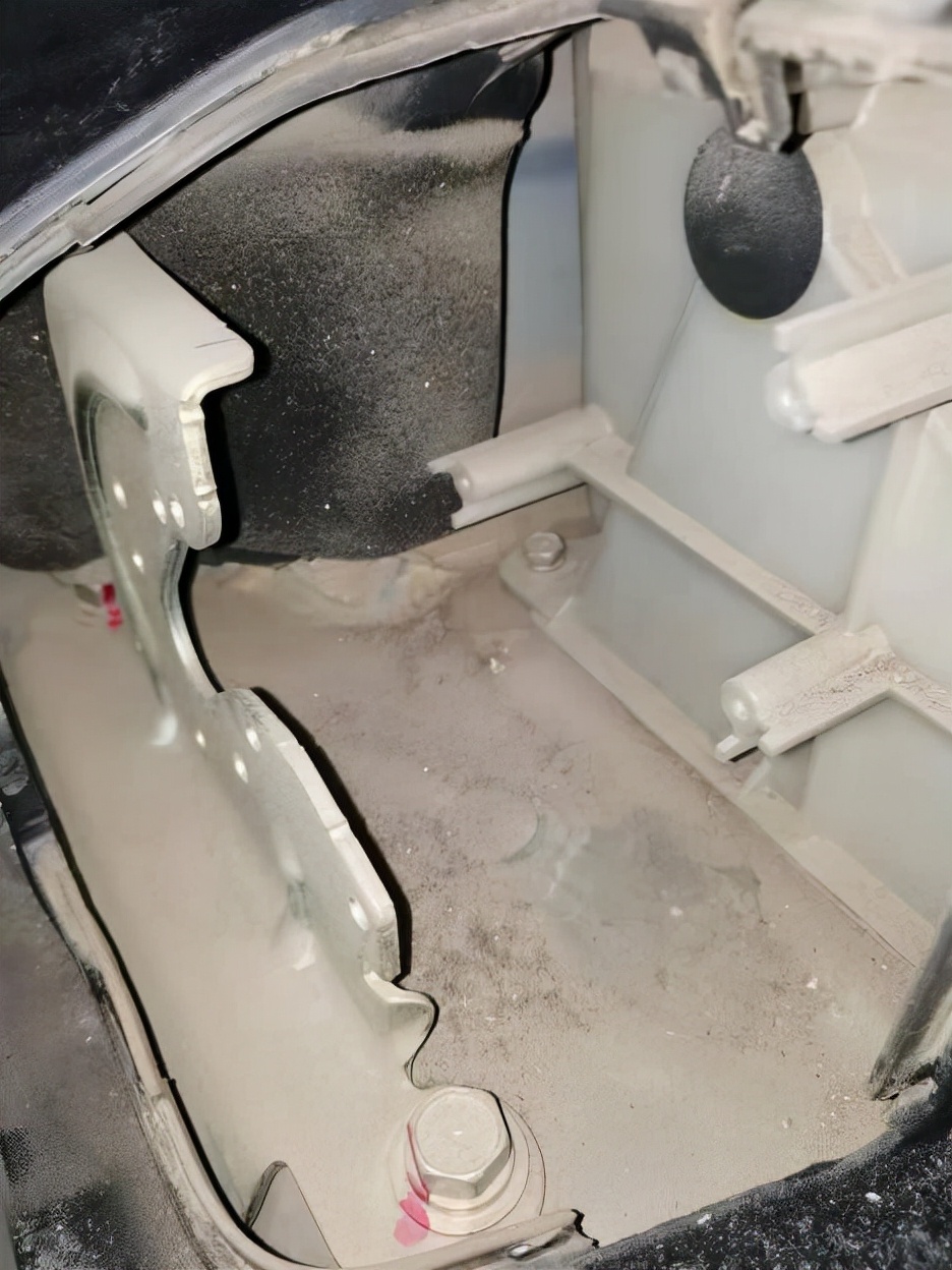 你看這座椅像8萬公里嗎？車商說車子驗(yàn)出任何問題賠款1萬元