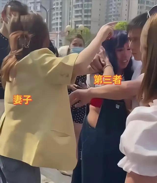 原配当街打“小三”，丈夫护“三”心切，网友喊话原配：打错人了