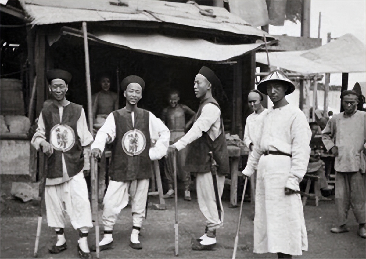 到了清朝,皇帝则更加注重大内侍卫的种族血统.