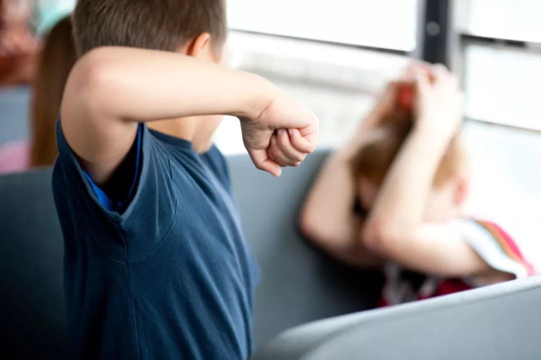 孩子遭受到“校园欺凌”时，父母的反应很关键，3句话别对娃说