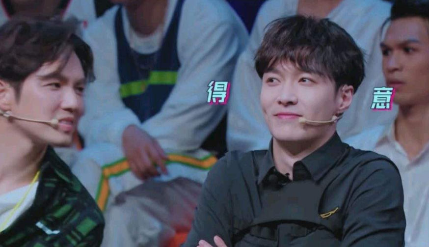 刘昊然考取事业编，关晓彤端起“铁饭碗”，宇宙的尽头是体制内？