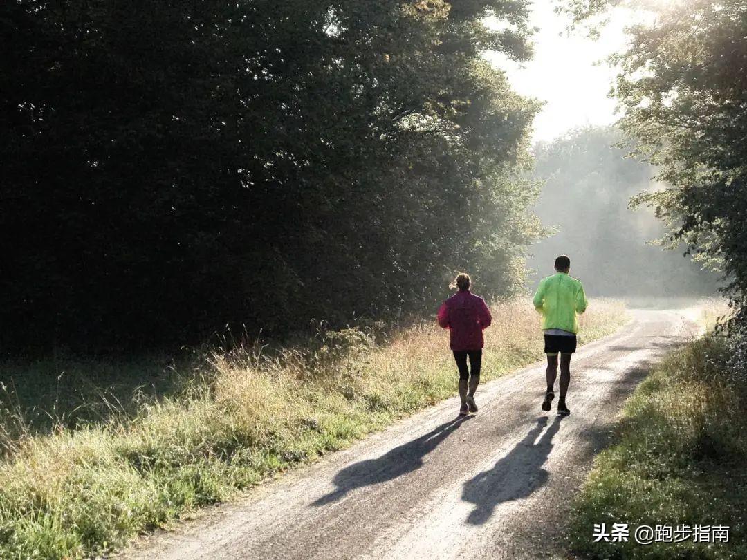 早上跑步是先吃早餐还是先跑(空腹晨跑，是“对”还是“错”？)