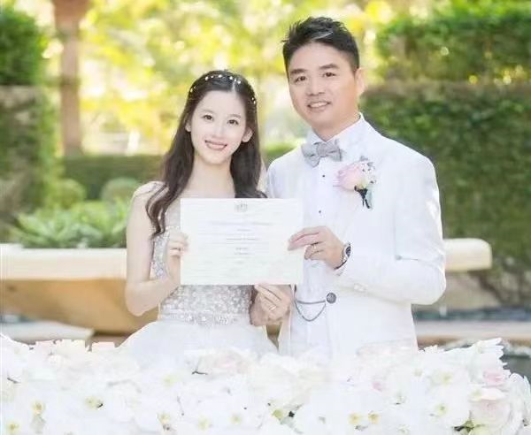 清纯校花误入名利场，会发生什么？是完成阶级跳越还是沦为三线？