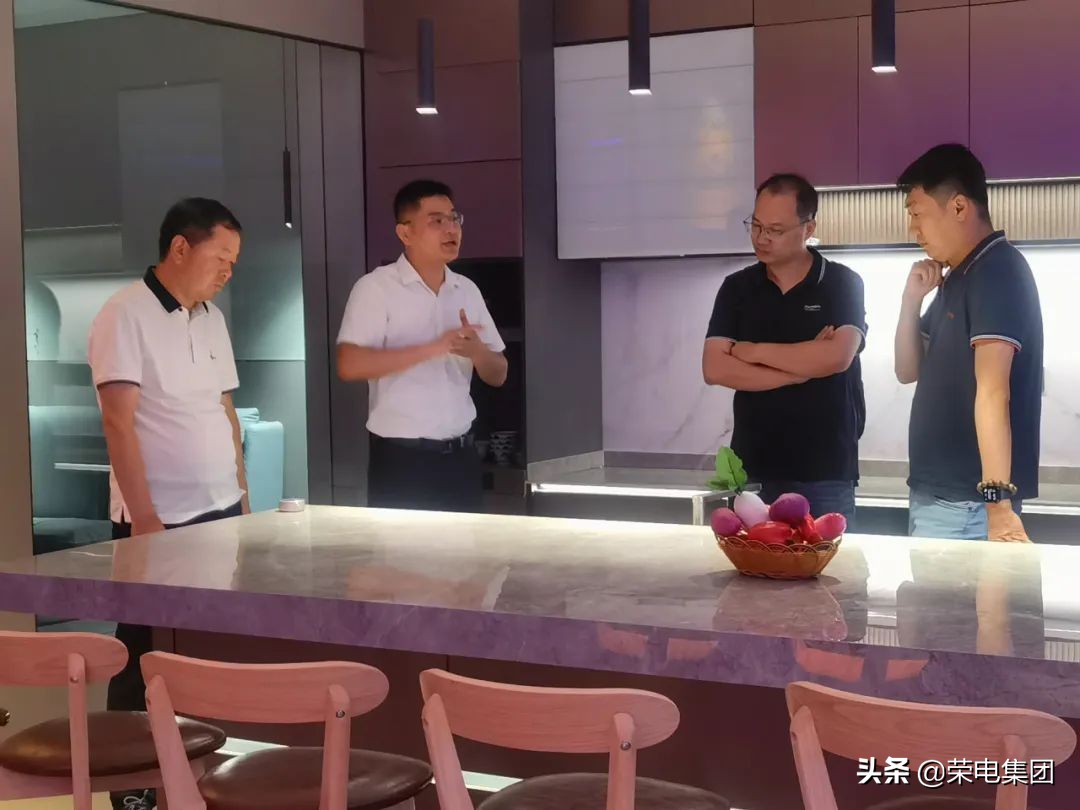 腾讯云领导一行莅临荣电集团3U生态产业园参观交流