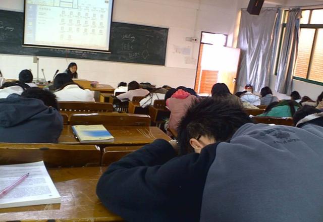 哈工程教授因为多名学生几乎无法及格解散群，网友：负责任的老师