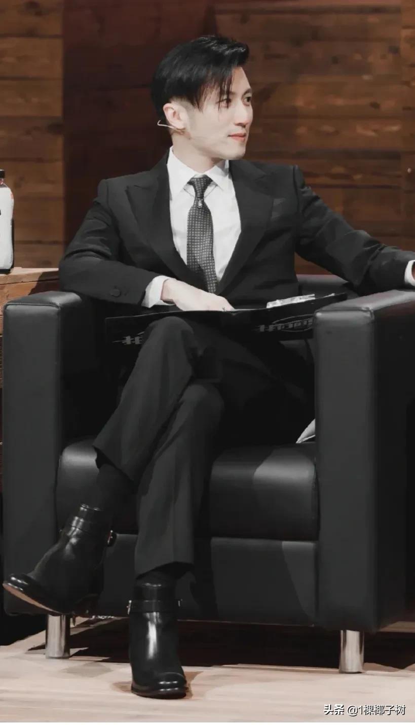 穿西装的谢霆锋 虽然很帅 目光全在那闪亮的增高鞋上