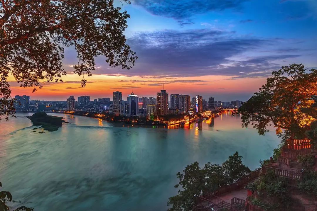 华灯初上夜微凉，流连在广场夜色中