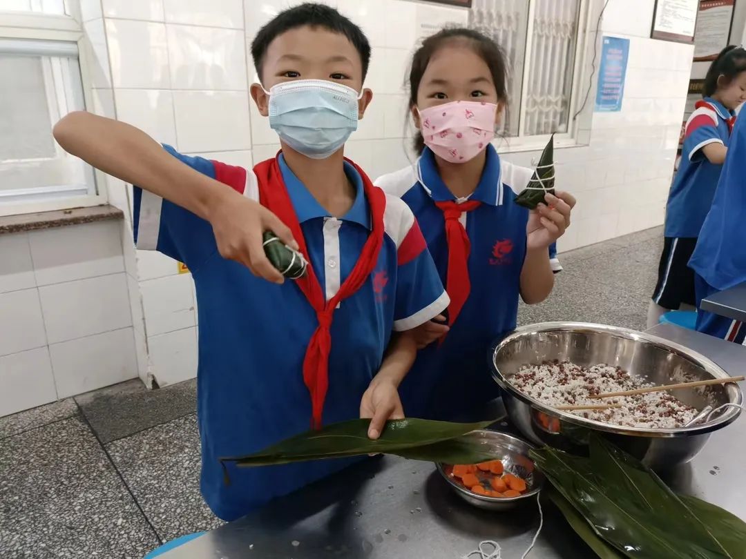 我爱中国节，端午名粽香——记黄龙溪学校劳动教育主题实践活动