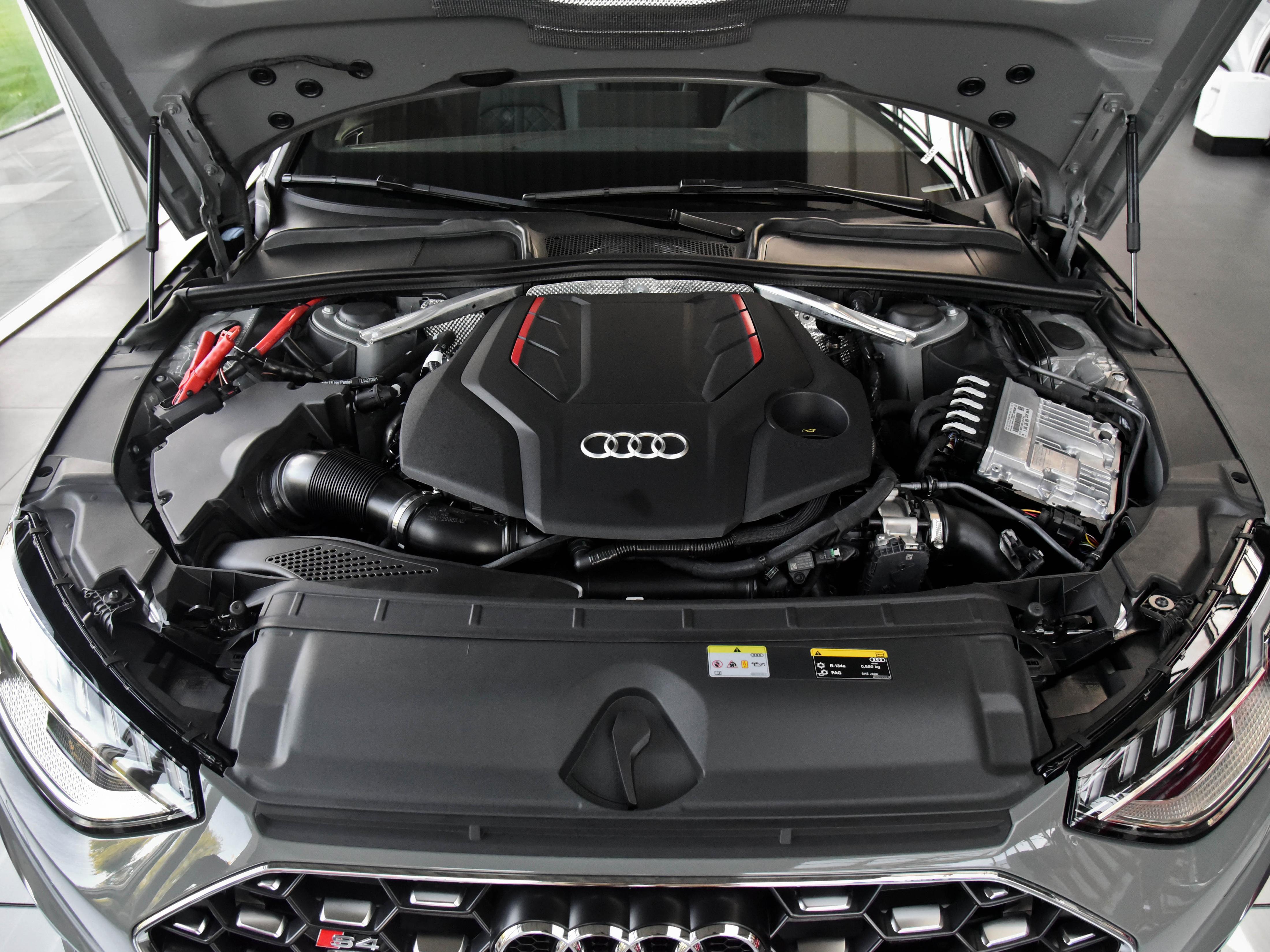 3.0T进口奥迪，配备quattro四驱，比国产A6L更强，实拍奥迪S4