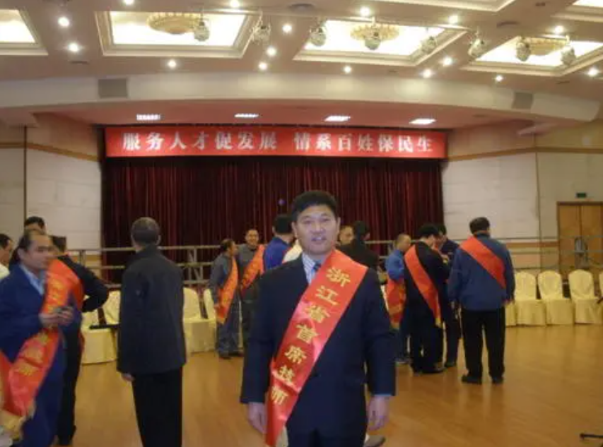 入殓师许康飞：10小时修复碎石机中的遗体，21岁女大学生拜他为师