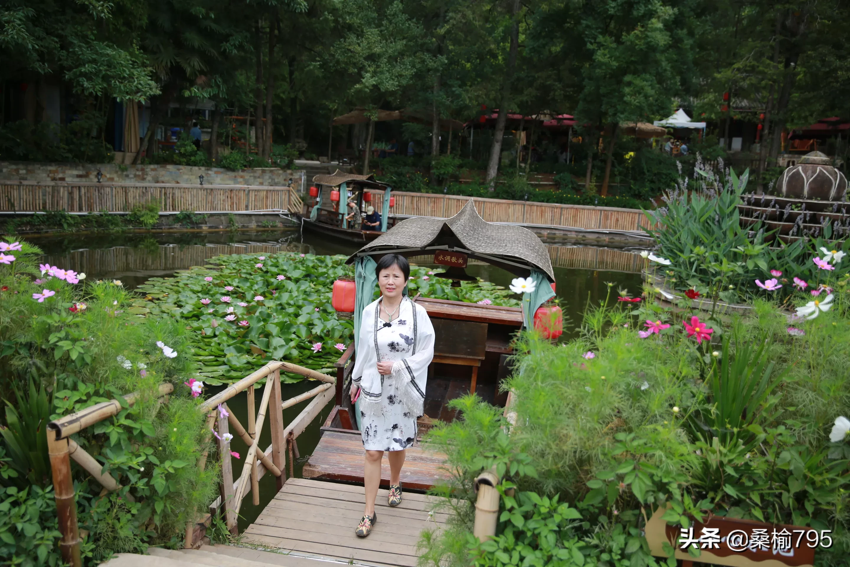 这次出去玩，我背了好几套浑身上下不超过20元的便宜衣服，带了防晒霜，口红和面膜…