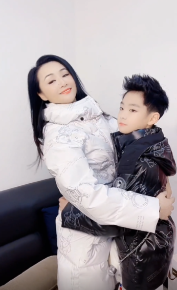 曹颖10岁儿子颜值太高，大眼睛比女生还漂亮，长相酷似妈妈