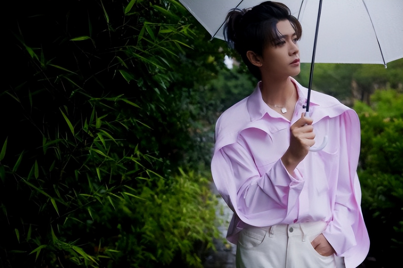 同样是扎小辫,把任嘉伦王一博肖战蔡徐坤等放一起,差别就出来了