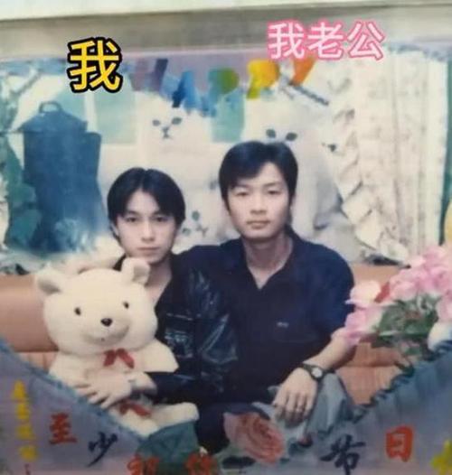 爸，你旁边的叔叔好帅，爸爸：这是你妈，网友当场笑喷了，哈哈哈