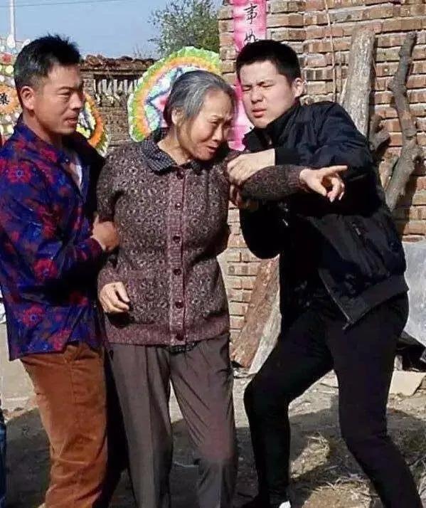 演员毛孩：用前途换母亲余生快乐，母亲火了我没戏拍，也无怨无悔