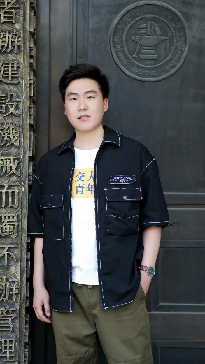 他来自河南，考入北京名校，任学生会主席，如今获保送资格，并担任辅导员！