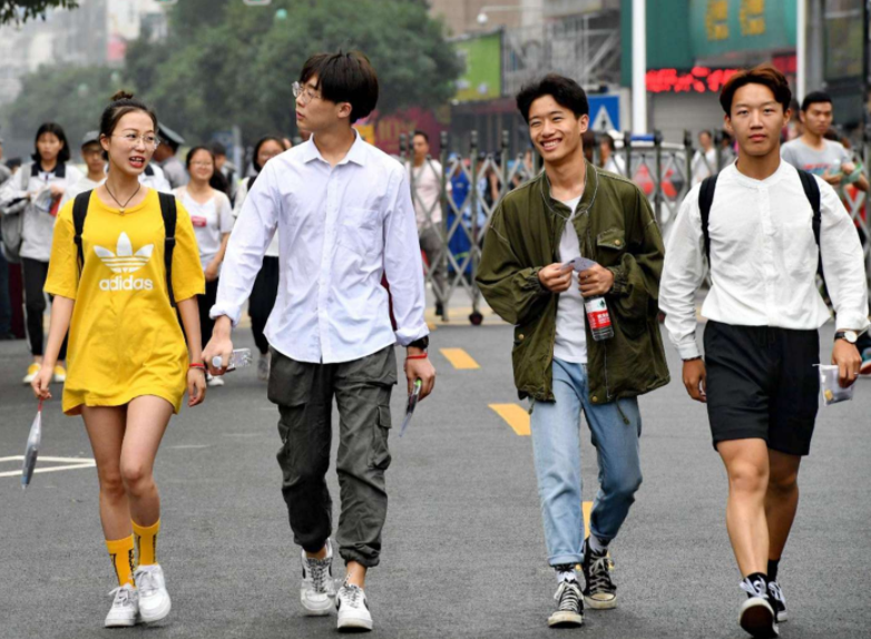 刚上大学就有人追的女生，多半有这4个特点，全中的易成“校花”