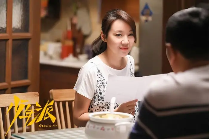 风情女神闫妮：颜值达巅峰，糊涂并快乐着的女人