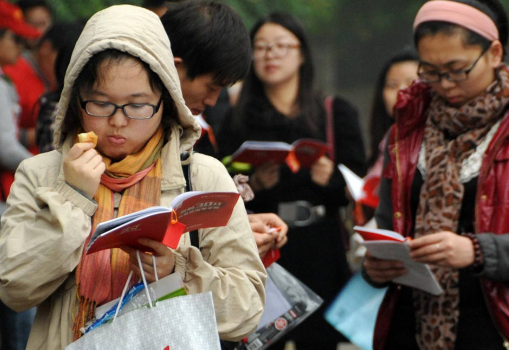 毕业后才明白，不适合考公务员的专业，大学生想进“体制内”很难