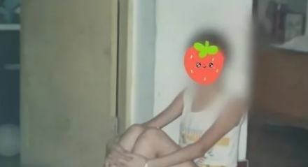 2015年湖南女大学生因爱精神失常，竟为50岁流浪汉生子，母亲崩溃