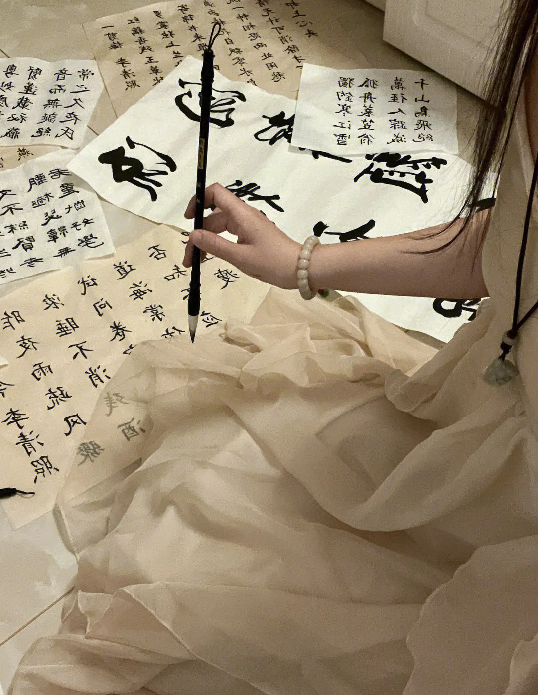 现在好多这要这样书法拍照的！