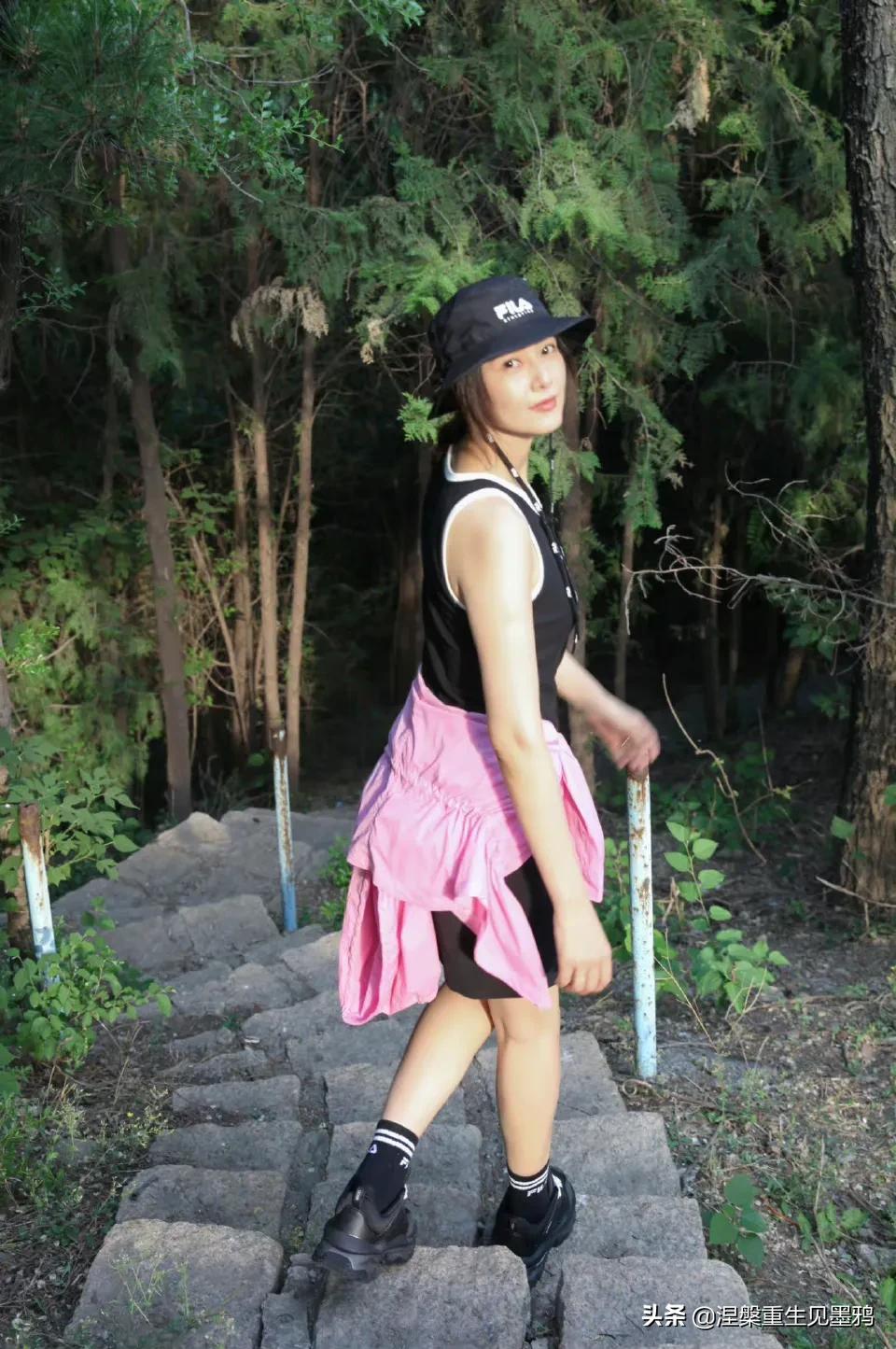 高圆圆爬山随拍照，女神姐姐穿着运动装，面色红润，状态不错