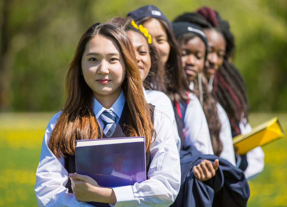 女生赴英留学(女生去英国留学)--118留学网