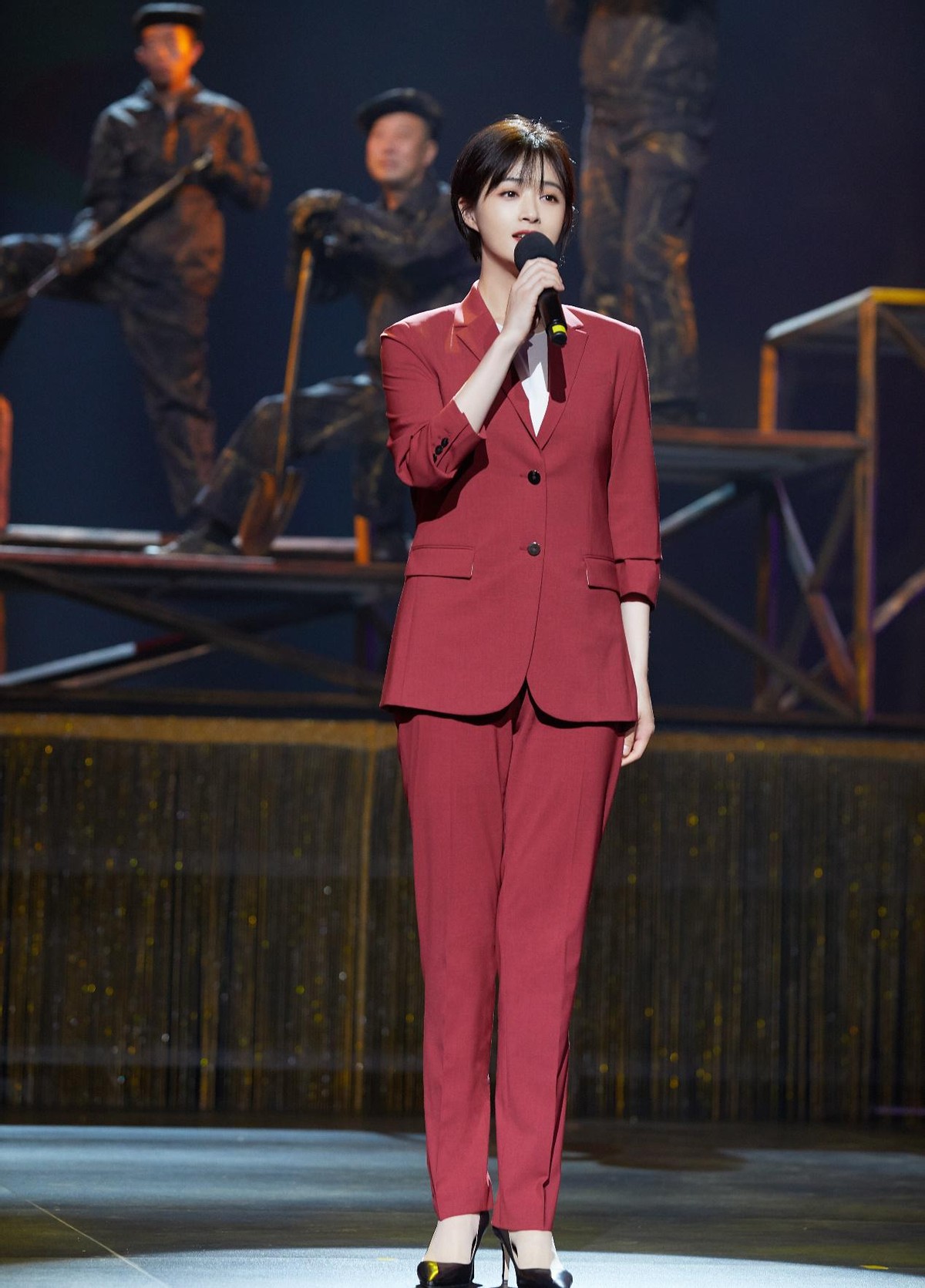 同样是“齐耳短发”，杨紫清爽减龄，迪丽热巴让人不忍直视