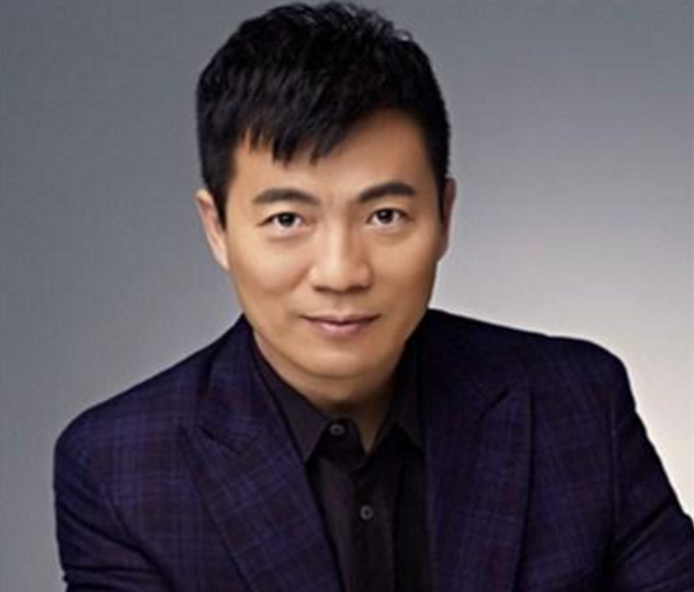 女足夺冠了，这个54岁的男人在演播厅哭了