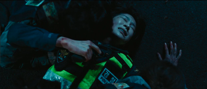 推荐一部韩国电影《活着》，丧尸题材，绝境逢生