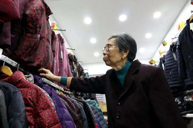 浙江女人陈金英：80岁欠债2077万90岁还清，10年时间她到底干了啥