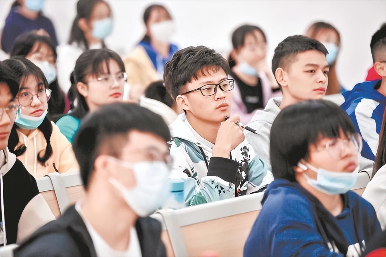 “学院”比“大学”实力差？大学与学院的差别，学生报考提前知道