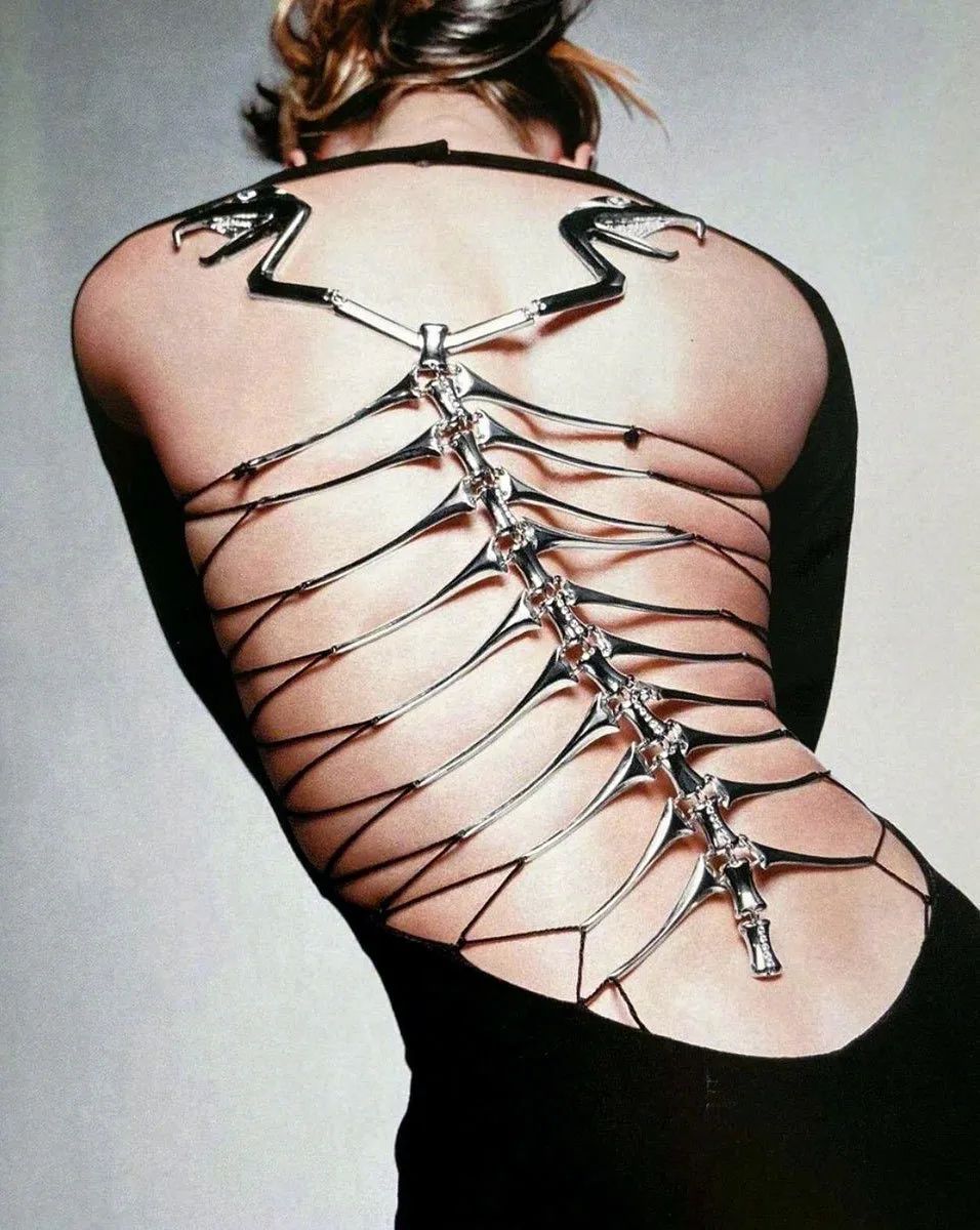 “被穿坏”的百万美金古董裙，到底是谁的错？