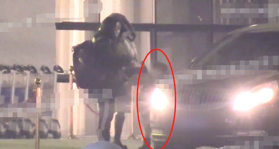 baby和儿子机场亲密互动！小海绵大胆骑箱子滑行，双脚翘起好兴奋